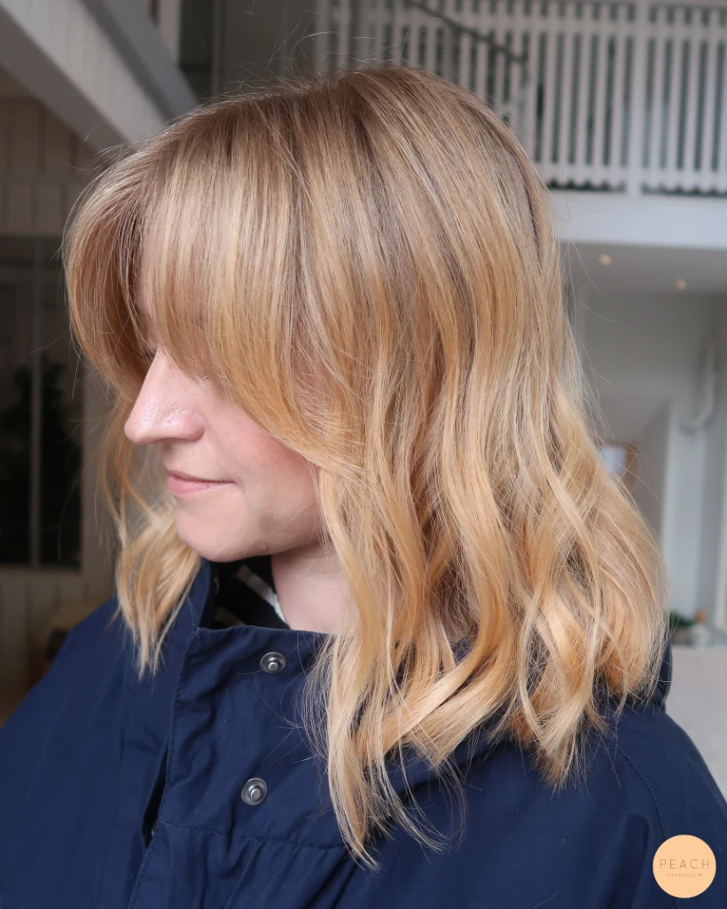 Varm Beige blond hårfärg med ljusa slingor