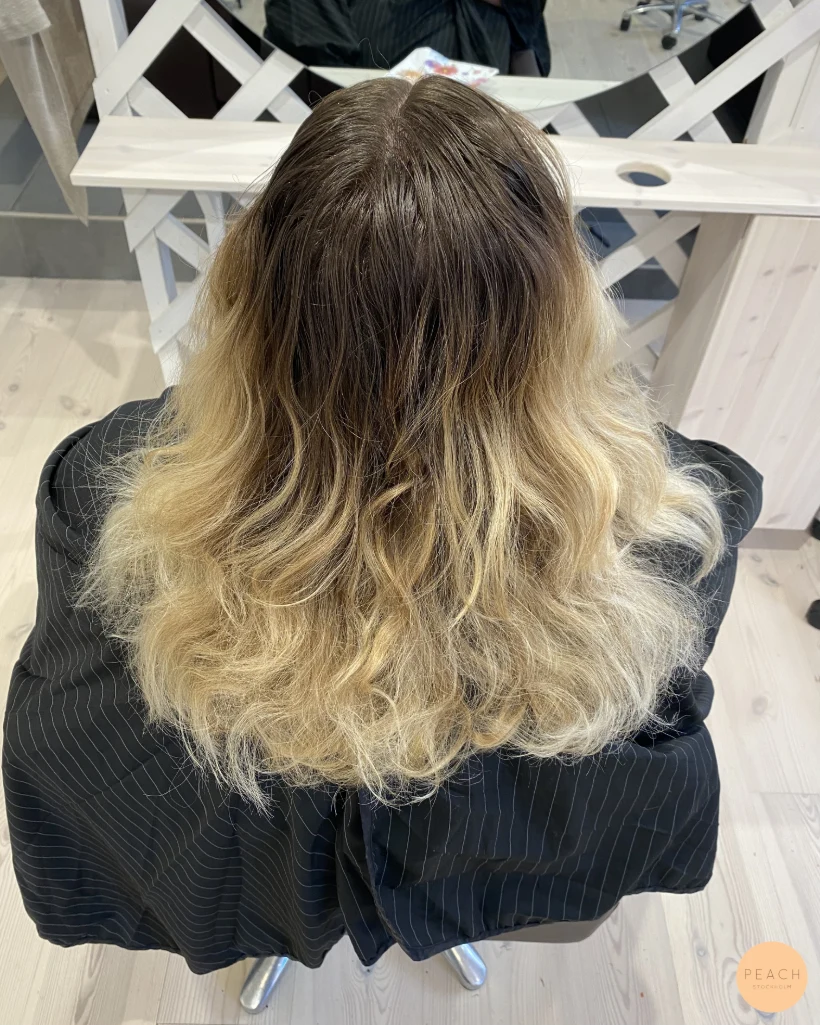 Blondie med ljusa slingor – salongsresultat av Josefine Eklund, 2 maj 2022