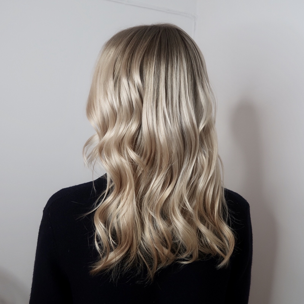Blont hår med mörka slingor