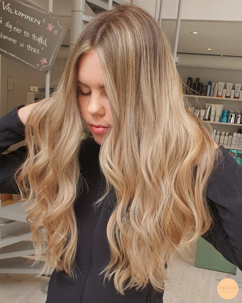 Soft beige balayage med beige toner