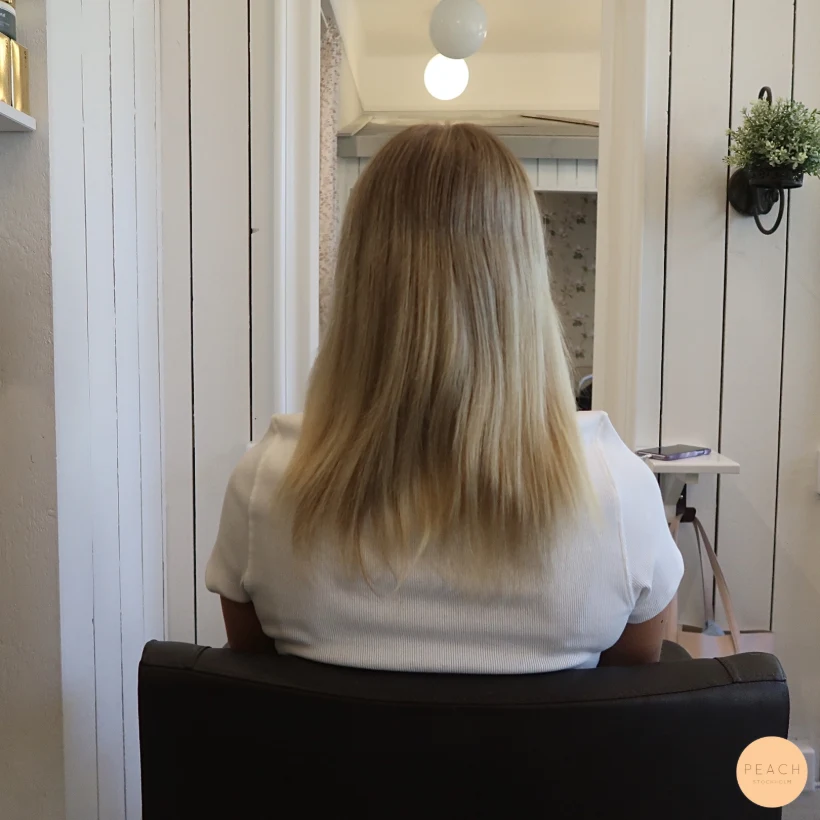 Beige blond hårfärg med highlights och lowlights och ljusa slingor