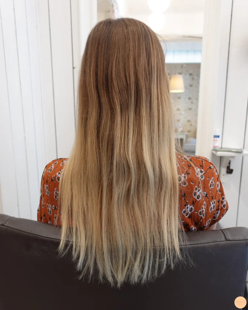 Guldblond hårfärg med slingor
