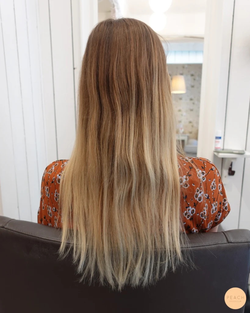 Guldblond hårfärg med slingor och mjuka teasylights