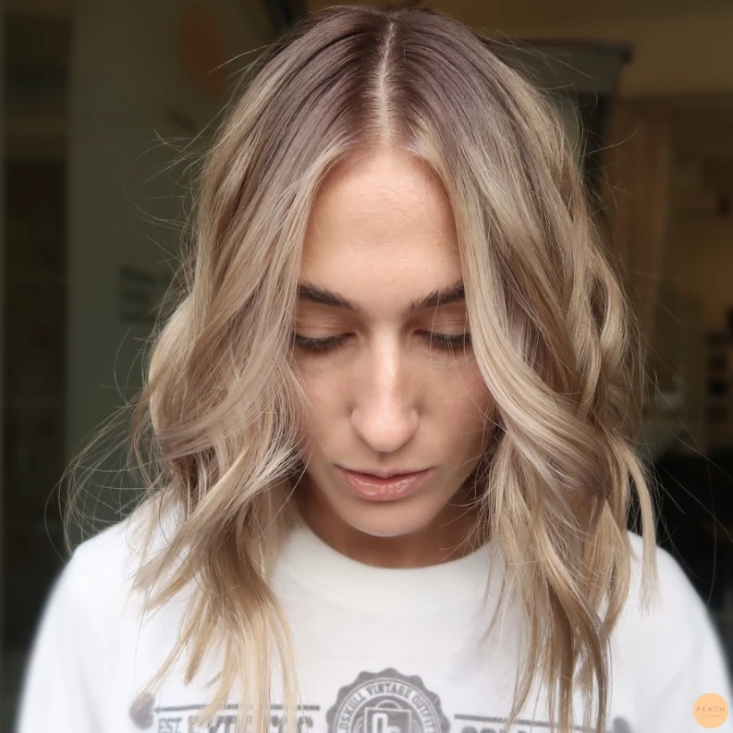 Soft blond med face framing och rootshadow