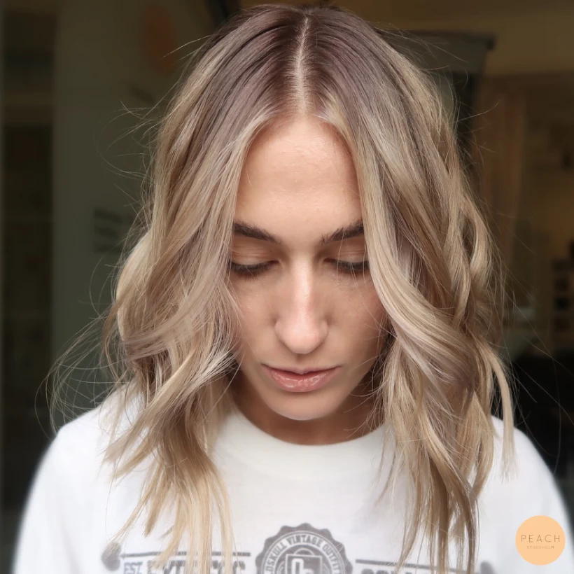 Soft blond med face framing och rootshadow