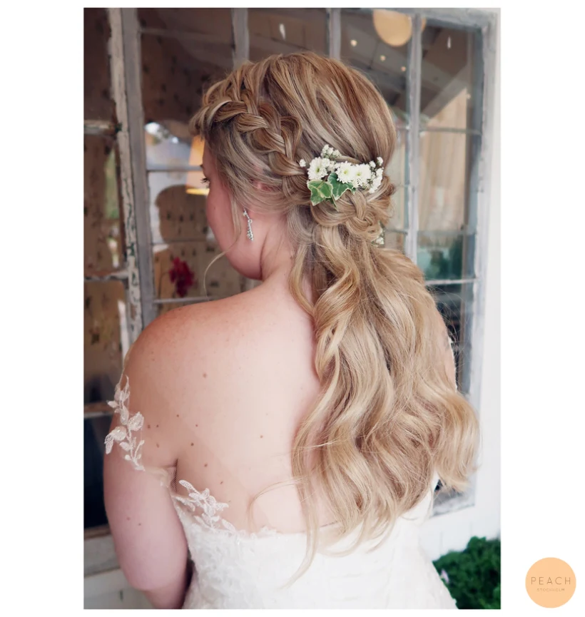 Bröllop i Stockholm med bruduppsättning med fläta och blommor