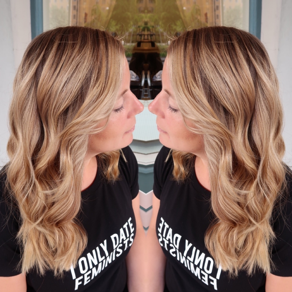 Beigeblond hårfärg med toner av havre