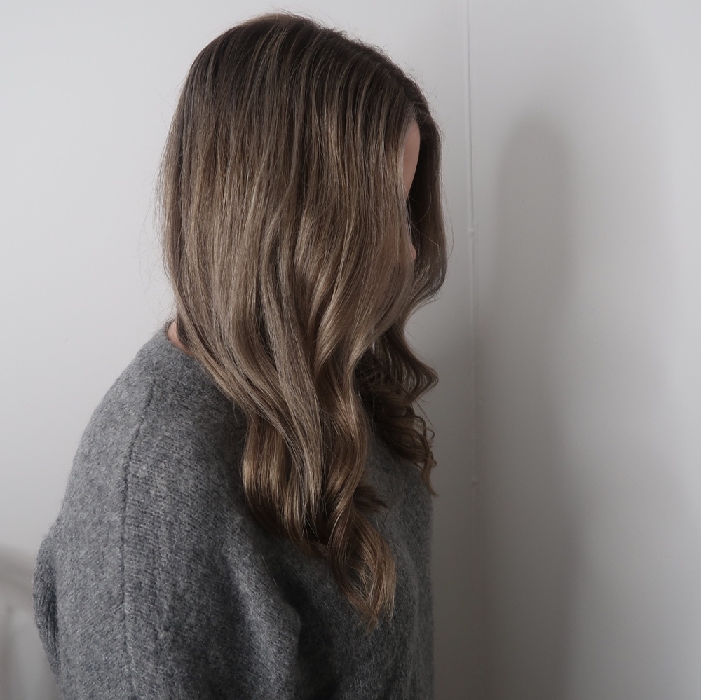 Kall brun hårfärg med slingor