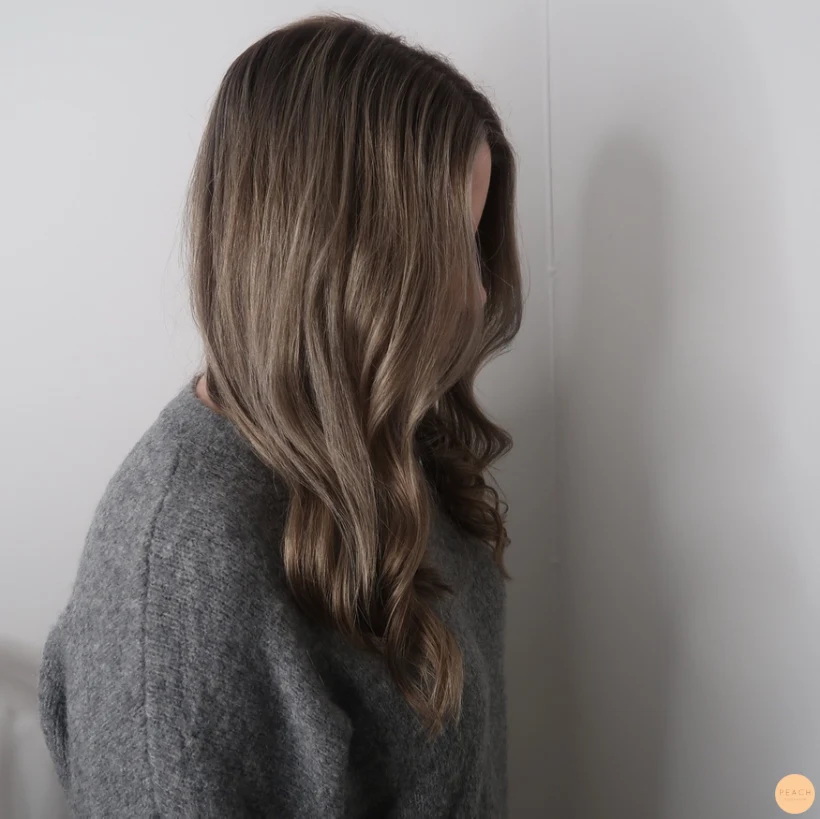 Kall brun hårfärg med slingor