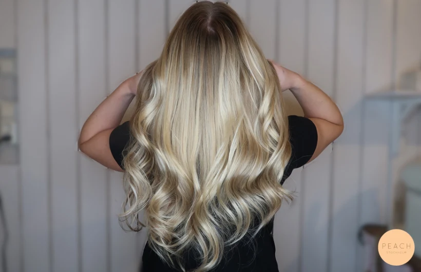 Beige blond hårfärg med slingor och highlights och lowlights