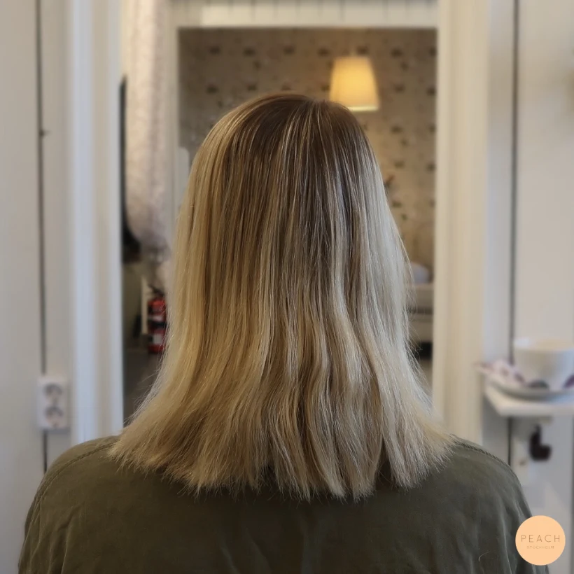Beige blond hårfärg med lowlights