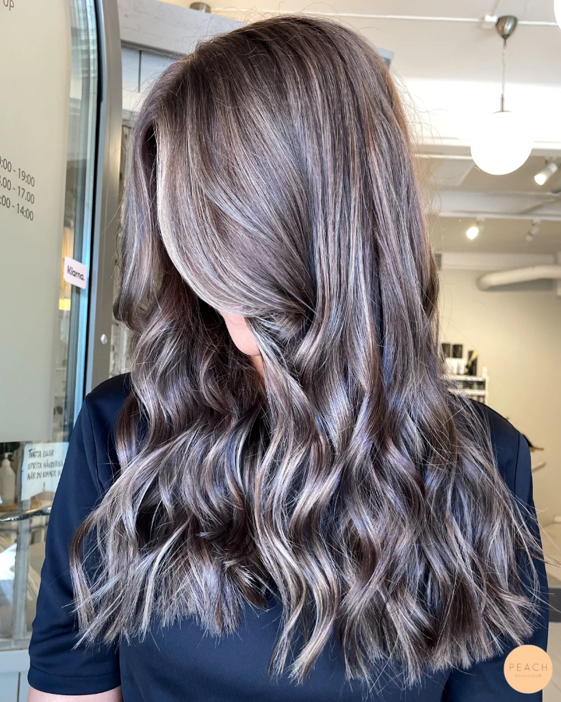 Kall brun hårfärg med slingor och highlights och lowlights