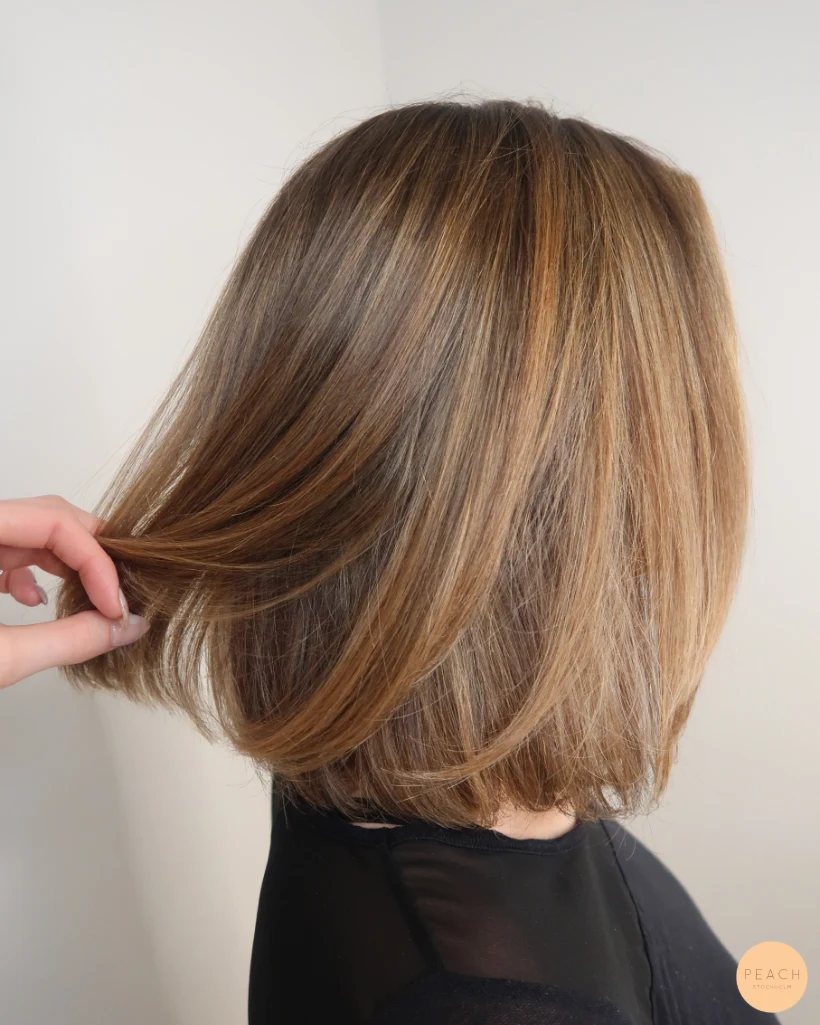 Soft balayage med ljusa slingor och krämig ton