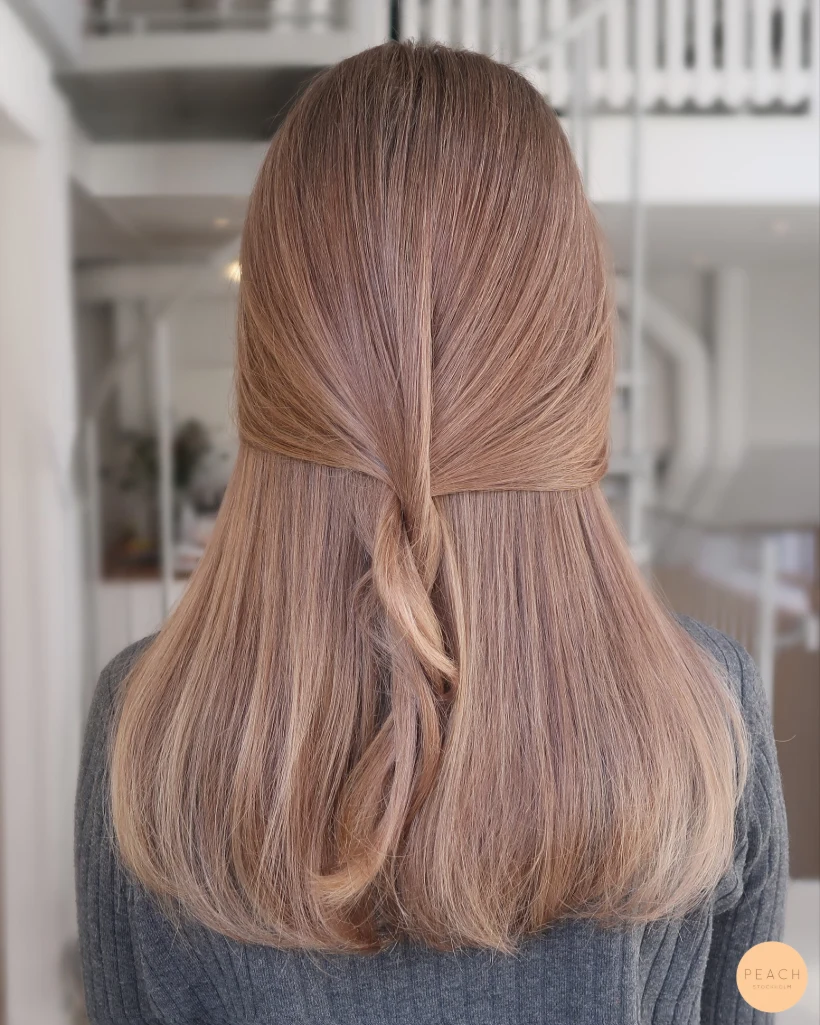 Mörkblond beige hårfärg lowlights
