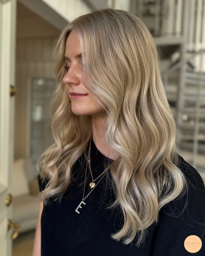 Icy blonde med mjuk root shadow