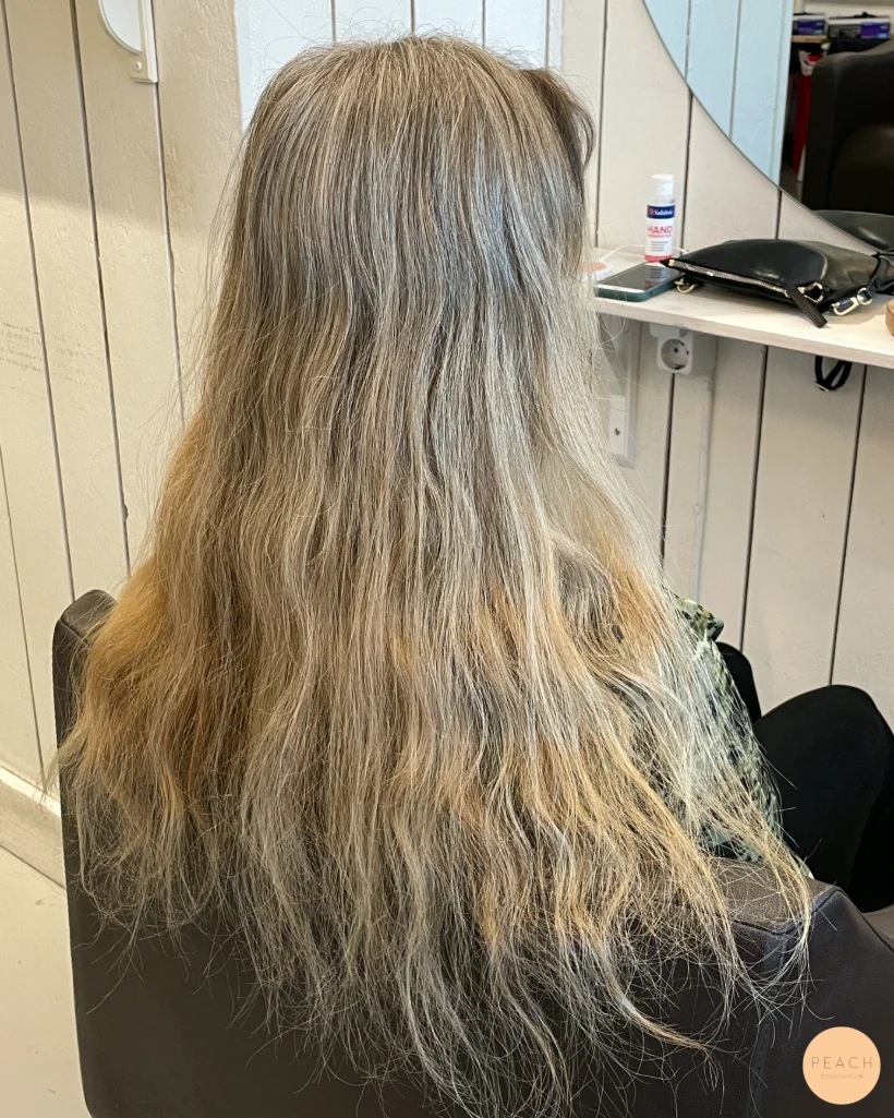 Soft blonde highlights med ljusa slingor