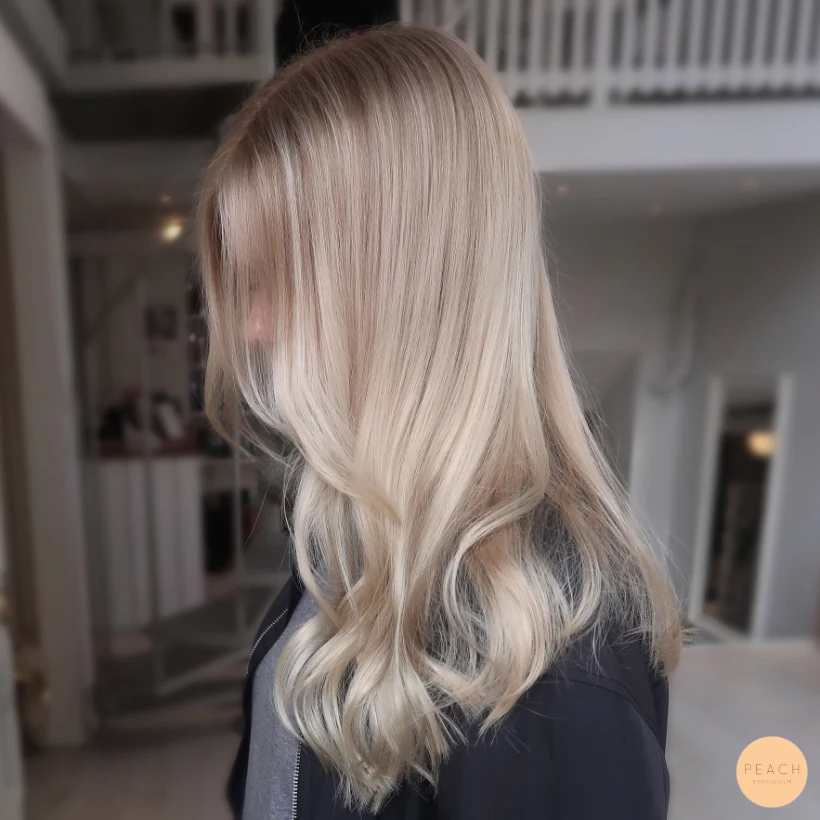Soft blond hårfärg med sandblonda toner