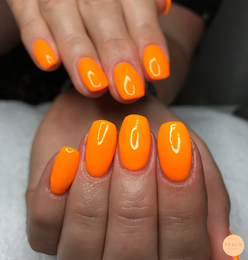 Neon orangea naglar