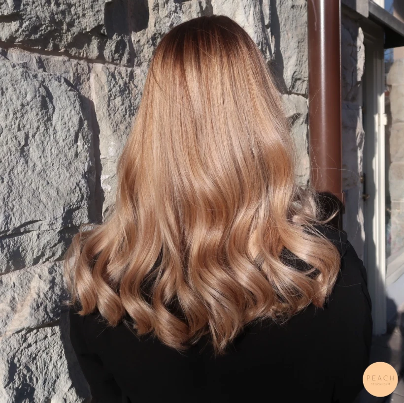 Varm blond balayage med ljusa slingor