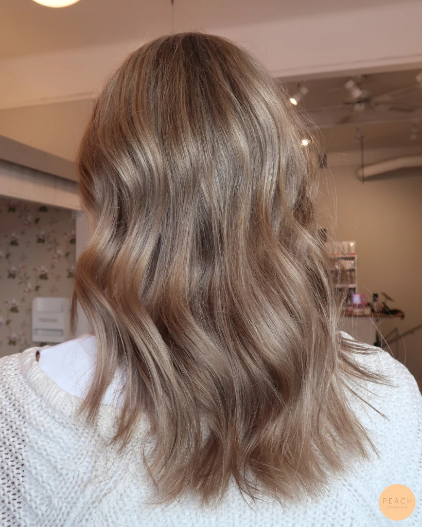 Krämig beige blond hår färg