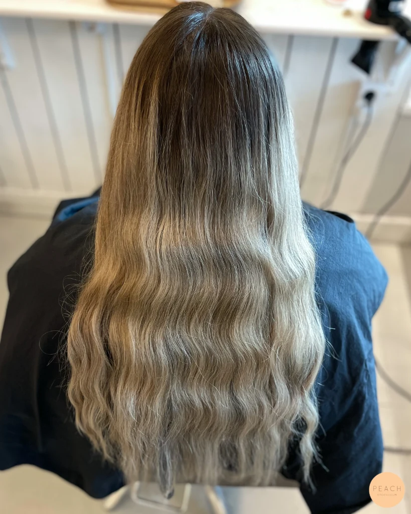 Uppfräschning av utväxt med ljusa slingor