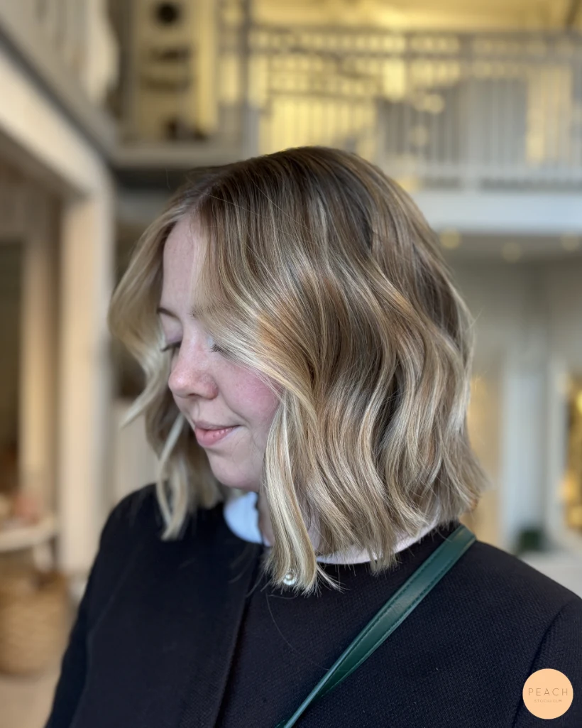 Naturlig blond hårfärg med ljus face frame