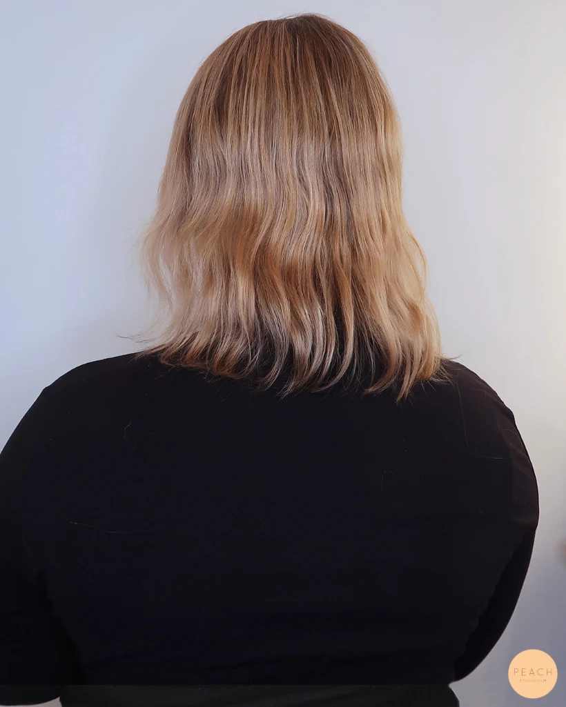 Hårförlängning med Hairtalk tejp hår i en varm, fin mörk blond frisyr på Peach Stockholm 's egna Camilla