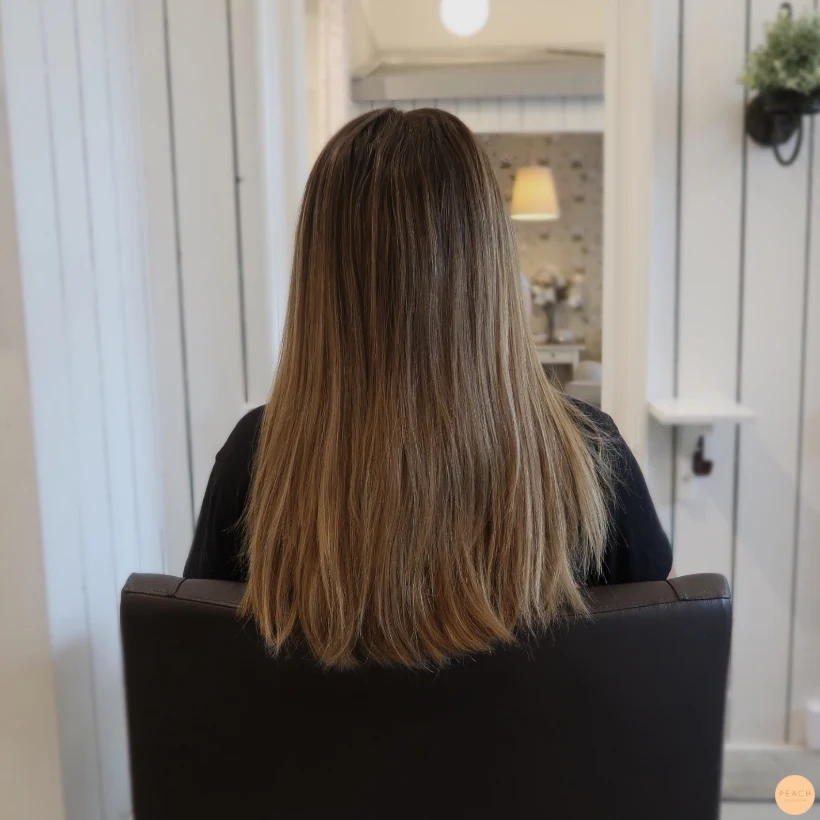 Bronde hårfärg med slingor som döljer gråa strån