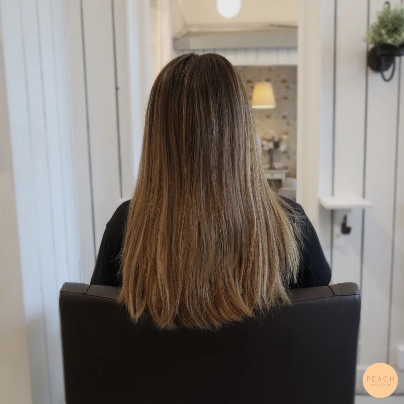 Bronde hårfärg med slingor som döljer gråa strån