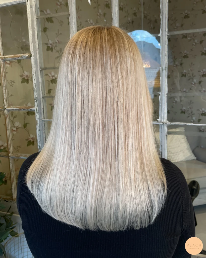 Vaniljblond hårfärg med ljusa slingor