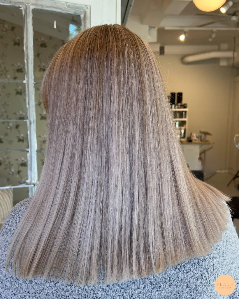 Cream blonde med ljusa slingor