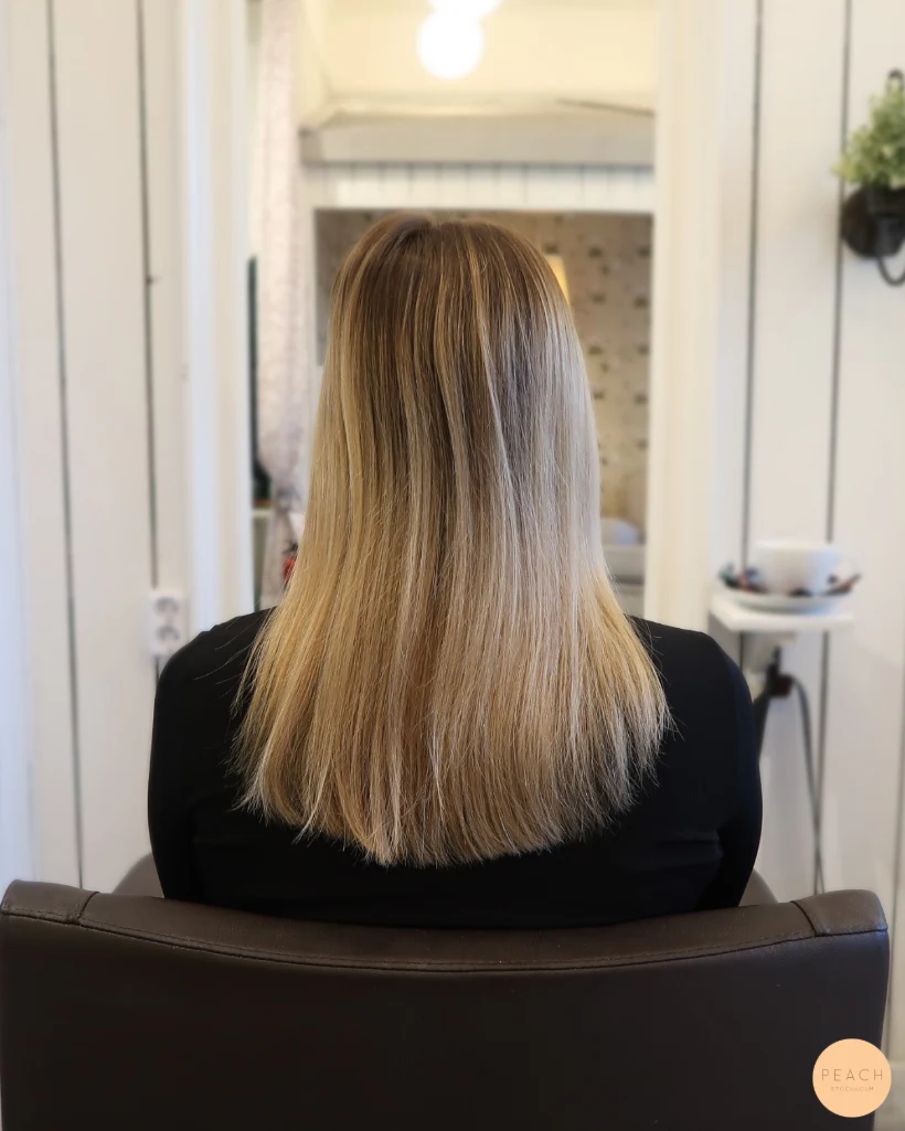 Beige blond hårfärg med babylights och ljusa slingor