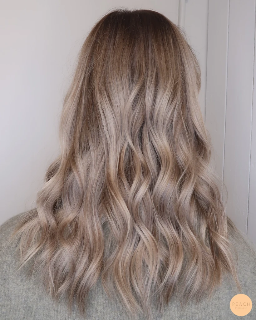 Beige blond hårfärg med mörka och ljusa slingor