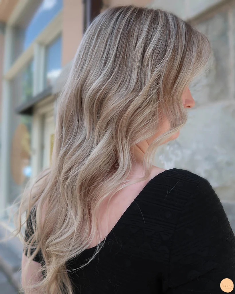 Kall beigeblond hårfärg med ljusa slingor och lowlights
