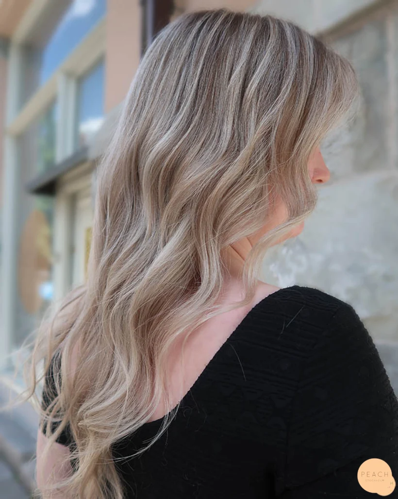 Kall beigeblond hårfärg med ljusa slingor och lowlights