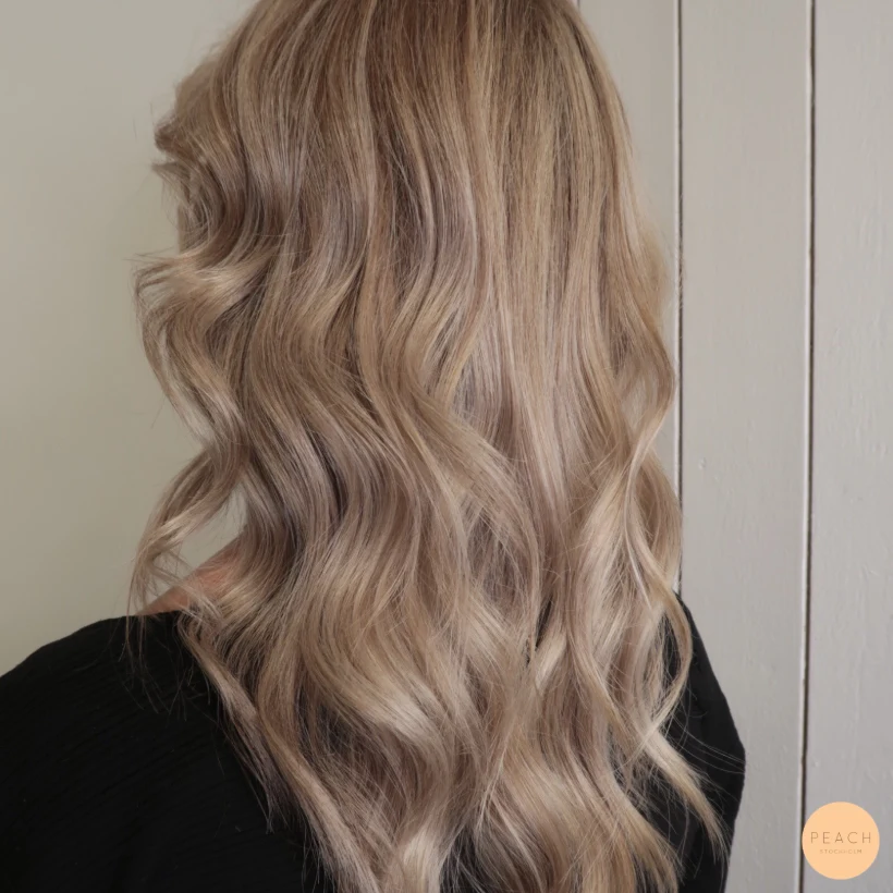 Highlights och lowlights för en naturligare blond färg