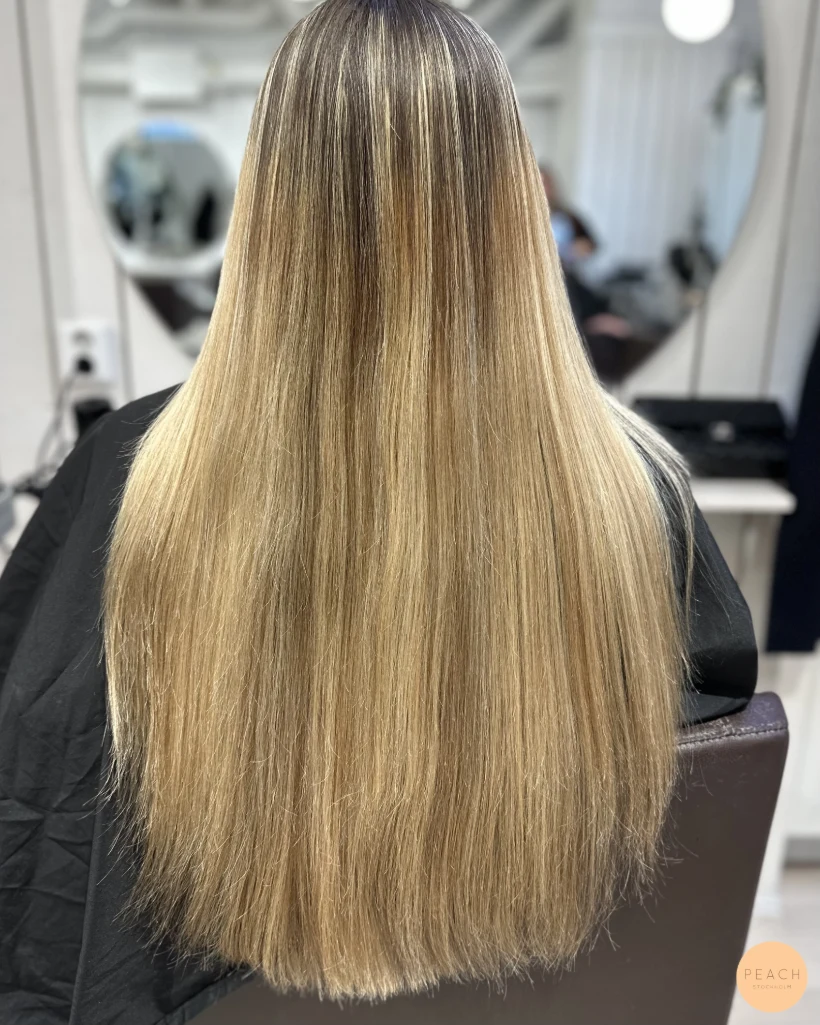 Cool blonde balayage med mjuka lowlights