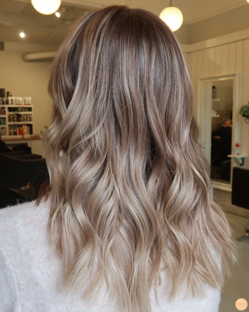 Beige blond hårfärg med ljusa slingor