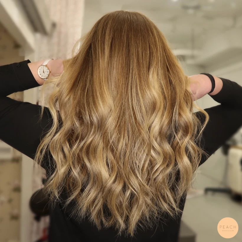 Guldblond hårfärg med slingor och gyllene toner