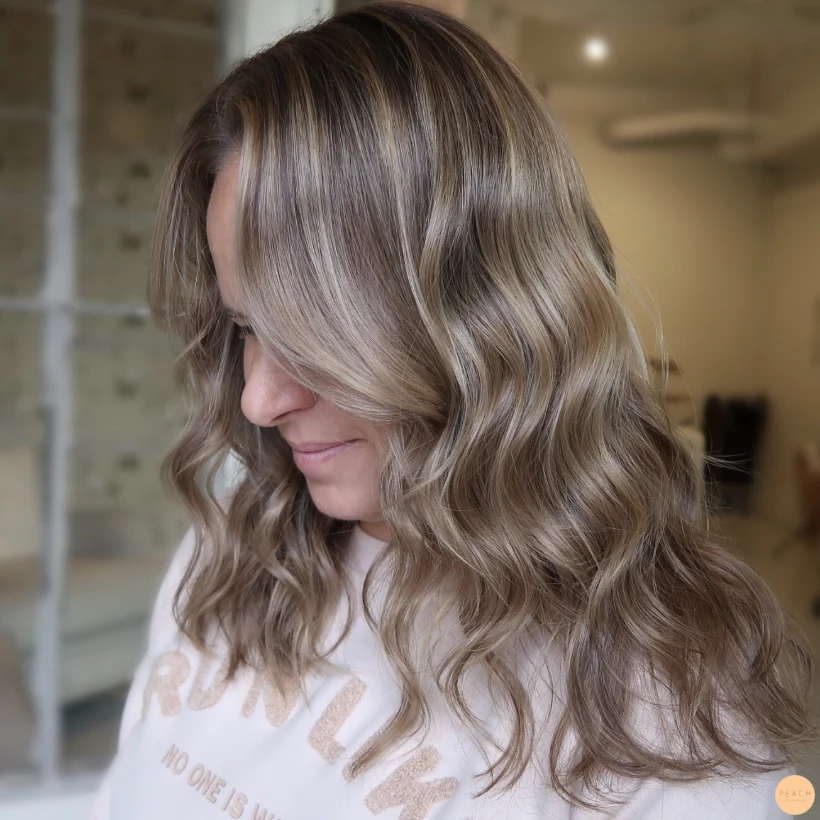 Bronde hårfärg med ljusa slingor