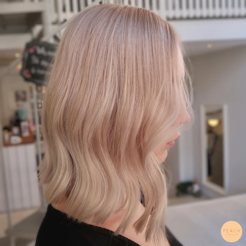 Sommarblond hårfärg med beige toner