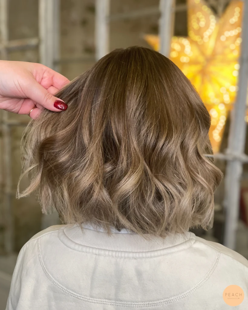 Balayage i mörkt hår med ljusa slingor
