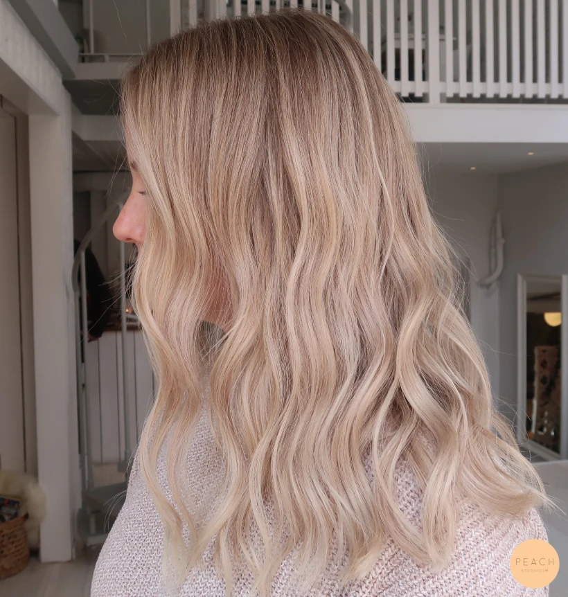 Balayage blond med ljusa slingor och sval nyansering