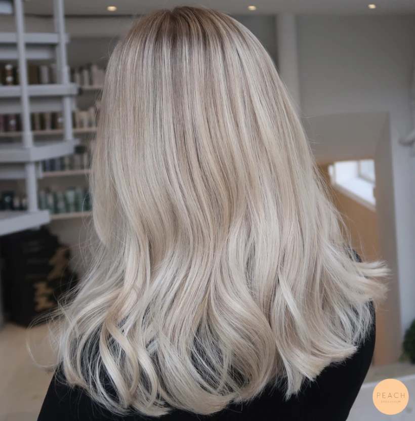 Sval blond med ljusa slingor