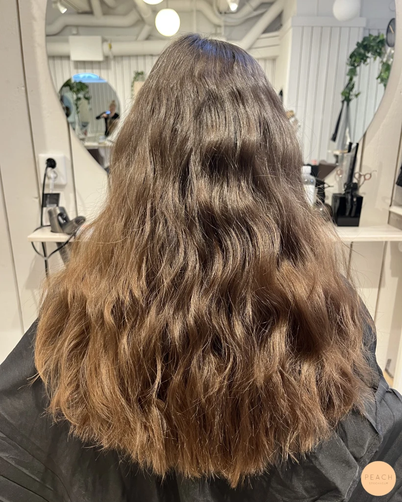 Karamellblond hårfärg med mjuk root shadow