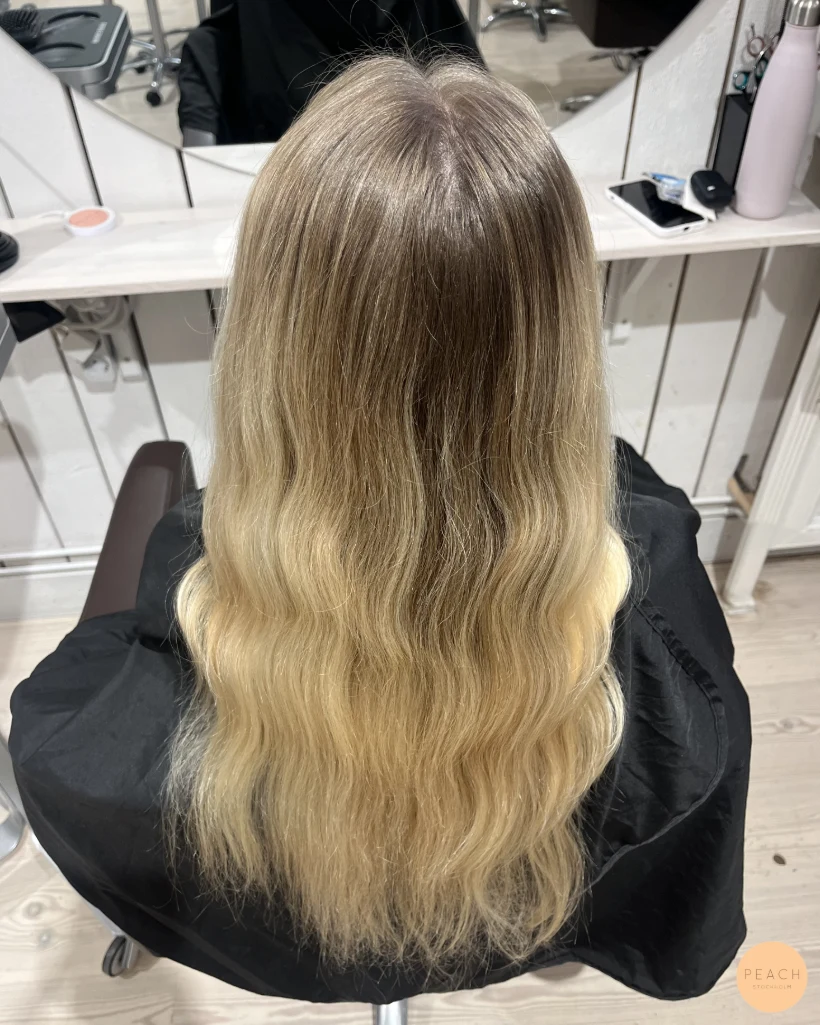 Soft blonde hair med mjuk root shadow