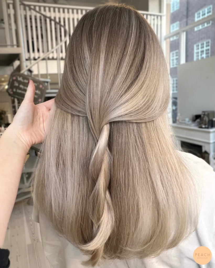 Blond beige balayage med krämig ton