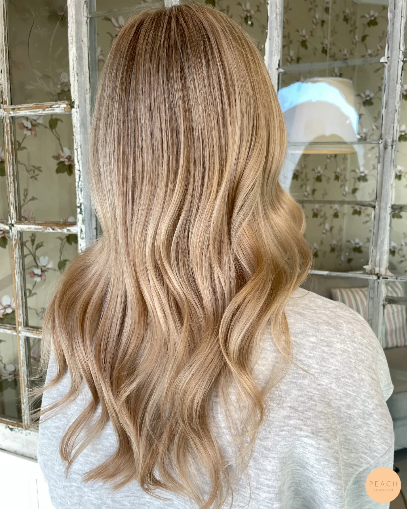 Krämig blond med krämig ton