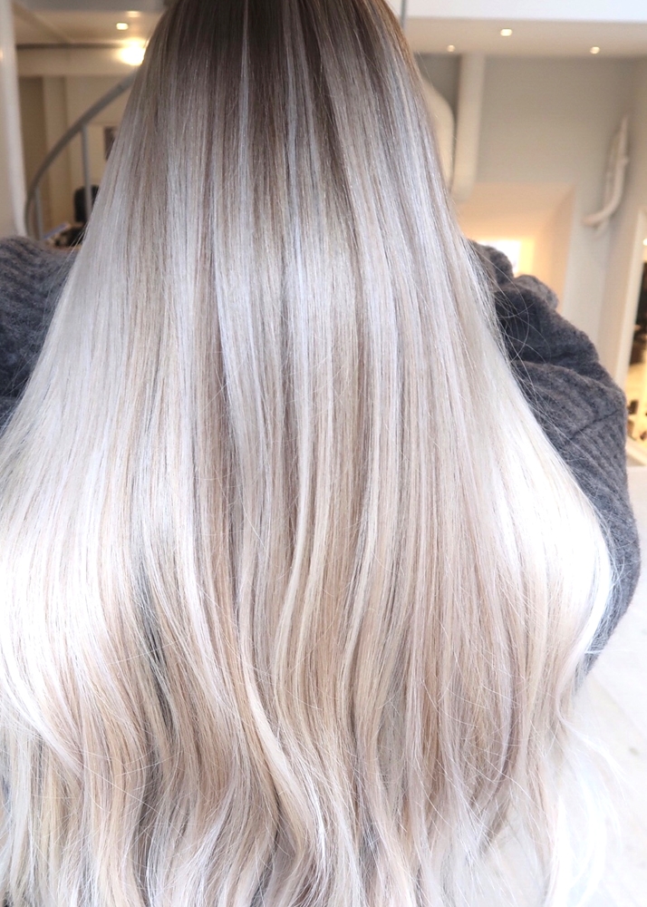 Ljus balayage kall blond