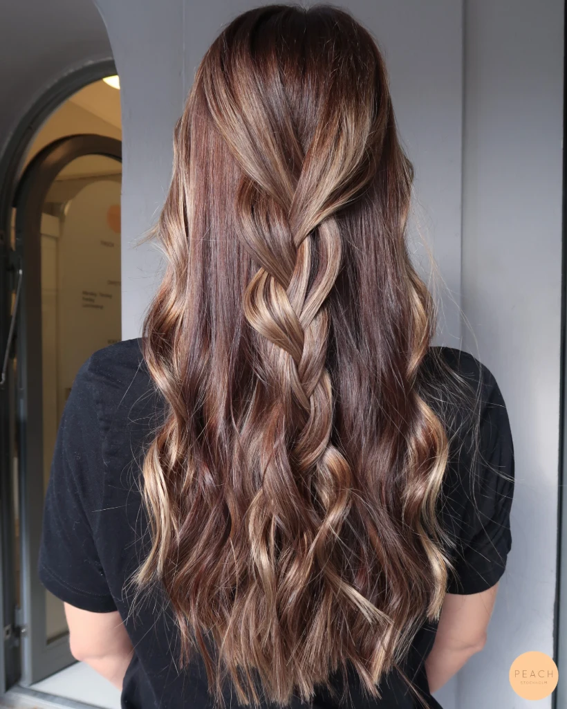 Bronde hårfärg med slingor och extra glans